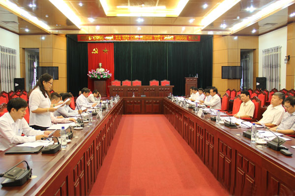 Đồng chí Tòng Thị Tươi (người đứng, bên trái) - Giám đốc NHCSXH tỉnh Sơn La trình bày báo cáo tại buổi làm việc