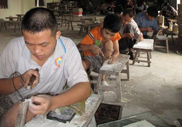 Lao động làm việc tại xưởng của Hợp tác xã Sơn khảm Ngọ - Hạ