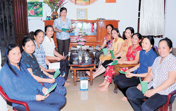 Chị Phạm Thị Phương (đứng) tổ chức họp tổ theo định kỳ