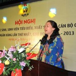 Phó Chủ tịch Tổng LĐLĐ Việt Nam Nguyễn Thị Thu Hồng chúc mừng và biểu dương thành tích của các cháu học sinh, sinh viên