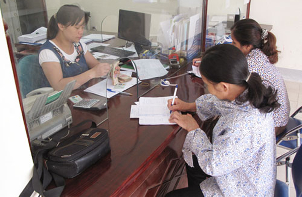 NHCSXH huyện Điện Biên hướng dẫn các hộ gia đình làm thủ tục vay vốn