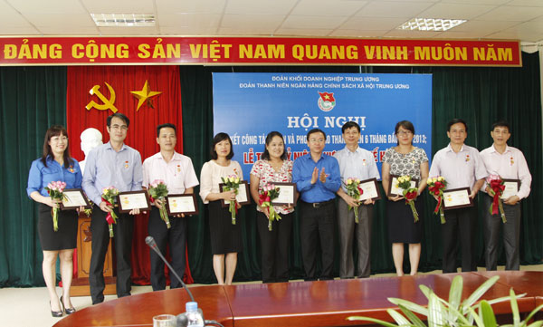 Trung ương Đoàn TNCS Hồ Chí Minh chúc mừng các đồng chí lãnh đạo NHCSXH được nhận Kỷ niệm chương “Vì thế hệ trẻ”