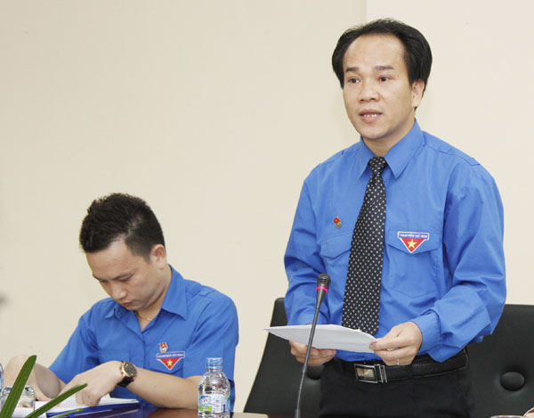 Đồng chí Nguyễn Duy Thắng trình bày báo cáo