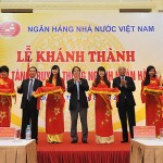 Thống đốc Nguyễn Văn Bình cùng các đồng chí Lãnh đạo, nguyên Lãnh đạo NHNN đã cắt băng khánh thành Phòng Truyền thống ngành Ngân hàng Việt Nam