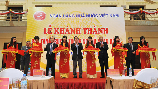 Thống đốc Nguyễn Văn Bình cùng các đồng chí Lãnh đạo, nguyên Lãnh đạo NHNN đã cắt băng khánh thành Phòng Truyền thống ngành Ngân hàng Việt Nam