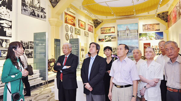 Thống đốc Nguyễn Văn Bình cùng các đồng chí Lãnh đạo, nguyên Lãnh đạo NHNN đi thăm Phòng Truyền thống ngành Ngân hàng