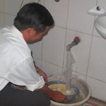 Ông Phạm Xuân Nhuế sử dụng nước sạch từ nguồn vốn vay ưu đãi