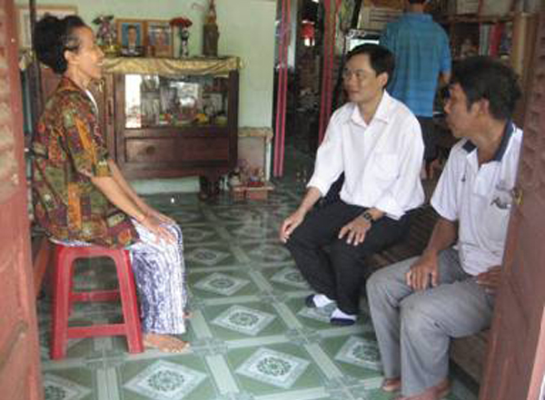 Anh Phạm Văn Kiệt (thứ hai, phải qua) trao đổi việc sử dụng vốn vay của các hộ dân