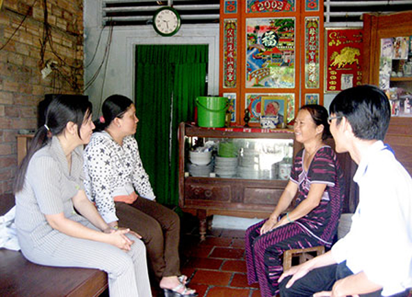 NHCSXH và chính quyền địa phương thăm hỏi tình hình đời sống gia đình bà Hương