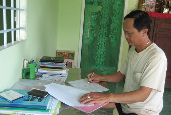 Ông Đào Thanh Hồng kiểm tra sổ sách tiền gửi tiết kiệm của các tổ viên