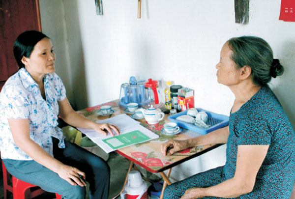 Chị Ngô Thị Thanh (trái) xuống tận gia đình chị em phụ nữ để kiểm tra việc sử dụng nguồn vốn ưu đãi