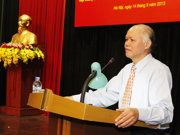 Đồng chí Phạm Xuân Thâu truyền đạt các nội dung cơ bản của Nghị quyết Trung ương 7 (Khóa XI)