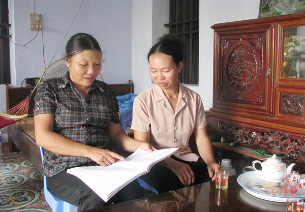 Chị Tống Thị Liễu (bên trái) tận tình hướng dẫn chính sách vay vốn ưu đãi cho hộ nghèo