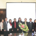 Phó Thống đốc NHNN Nguyễn Toàn Thắng (thứ tư từ phải sang) chúc mừng nhóm tác giả Đề án Ảnh: Tư liệu do tác giả cung cấp