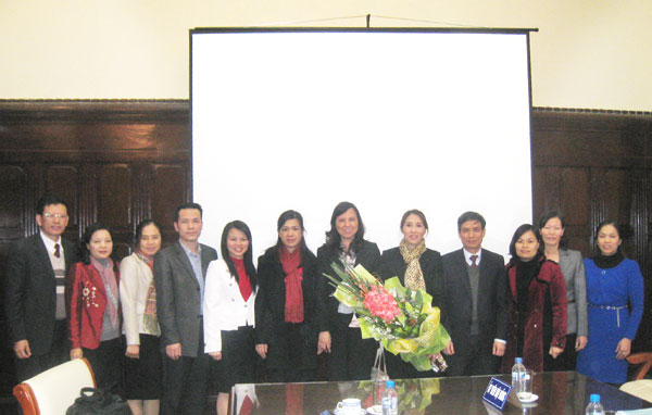 Phó Thống đốc NHNN Nguyễn Toàn Thắng (thứ tư từ phải sang) chúc mừng nhóm tác giả Đề án                                                          Ảnh: Tư liệu do tác giả cung cấp