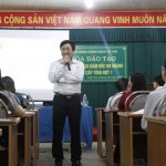Đồng chí Dương Quyết Thắng đang truyền đạt cho các học viên những nội dung trong “Chiến lược phát triển NHCSXH đến năm 2020”