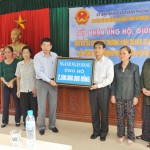 Phó Thống đốc NHNN Nguyễn Toàn Thắng trao tiền ủng hộ choTrung tâm thương mại TP. Hải Dương Ảnh: Mạnh Tùng