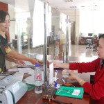 Khách hàng giao dịch tại NHCSXH tỉnh Quảng Nam