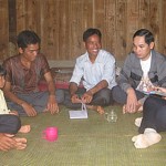 Cán bộ NHCSXH huyện Đắk Glong tuyên truyền các thành viên trong Tổ tiết kiệm và vay vốn thôn 1, xã Quảng Khê tham gia gửi tiết kiệm