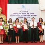 Tổng giám đốc NHCSXH Dương Quyết Thắng chúc mừng các cá nhân có thành tích xuất sắc của Hội LHPN Việt Nam được nhận Bảng vinh danh