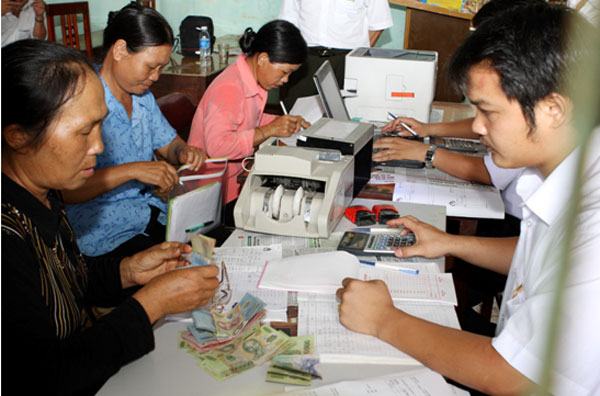 NHCSXH tỉnh Lạng Sơn giao dịch với khách hàng tại các Điểm giao dịch xã Ảnh: Trần Quốc