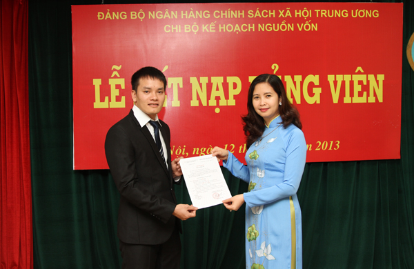 Đồng chí Trần Lan Phương (phải) trao quyết định kết nạp Đảng cho quần chúng ưu tú Lê Văn Tiền