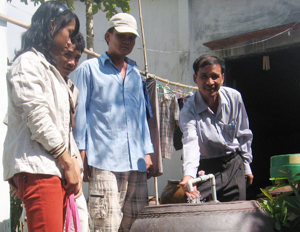 Người dân nông thôn rất vui mừng được đón nguồn nước sạch về nhà