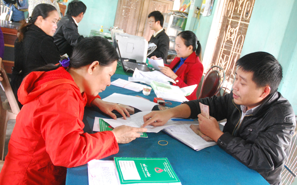 Người nghèo ở Vinh Hiền đang hoàn tất thủ tục để nhận vốn vay ưu đãi ngay tại trụ sở UBND xã