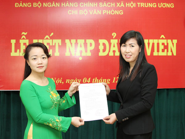 Đồng chí Lê Thị Hạ (phải) - Bí thư chi bộ Văn phòng trao Quyết định kết nạp Đảng cho quần chúng ưu tú Phạm Thu Trang