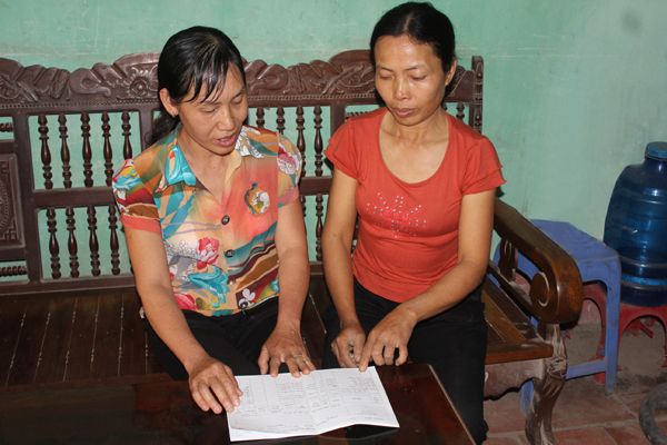 Chị Nguyễn Thị Hảo (trái) xuống tận gia đình tổ viên để kiểm tra việc sử dụng nguồn vốn ưu đãi