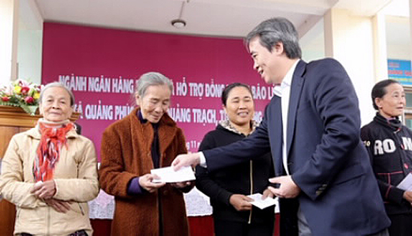 Thống đốc NHNN thay mặt ngành Ngân hàng trao tặng 15 tấn gạo và quà cho bà con nhân dân xã Quảng Phúc , huyện Quảng Trạch, tỉnh Quảng Bình