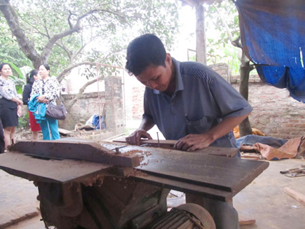 Được vay vốn ưu đãi, anh Phạm Văn Khoa đã đầu tư mở xưởng mộc