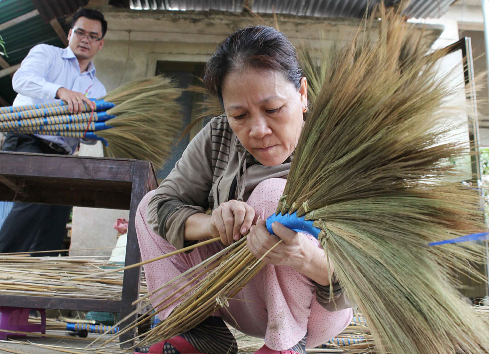 Gia đình bà Nguyễn Thị Tuyết ở thôn Đại Đồng 1, xã Hàm Thuận, huyện Nghĩa Hành vay 20 triệu đồng phát triển nghề làm chổi đót