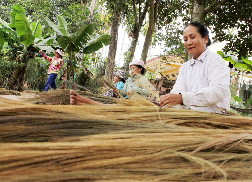 Các tổ viên trong Tổ tiết kiệm và vay vốn số 3 thuộc Hội Phụ nữ xã Hàm Thuận, huyện Nghĩa Hành vay vốn giải quyết việc làm, phát triển làng nghề làm chổi đót