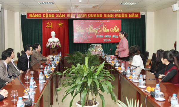 Chủ tịch Hội LHPN Việt Nam chúc mừng năm mới NHCSXH