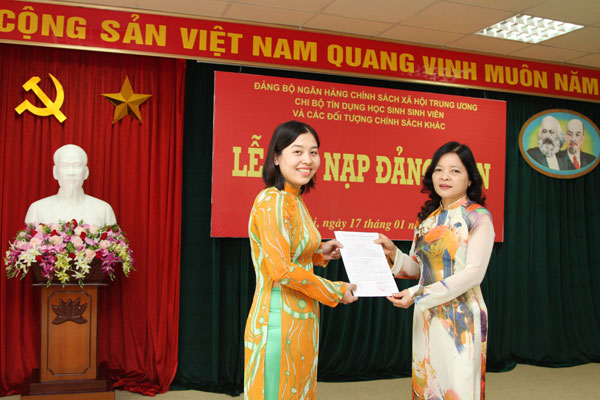 Đồng chí Phạm Kim Nhuận (bên phải) trao Quyết định cho đảng viên mới