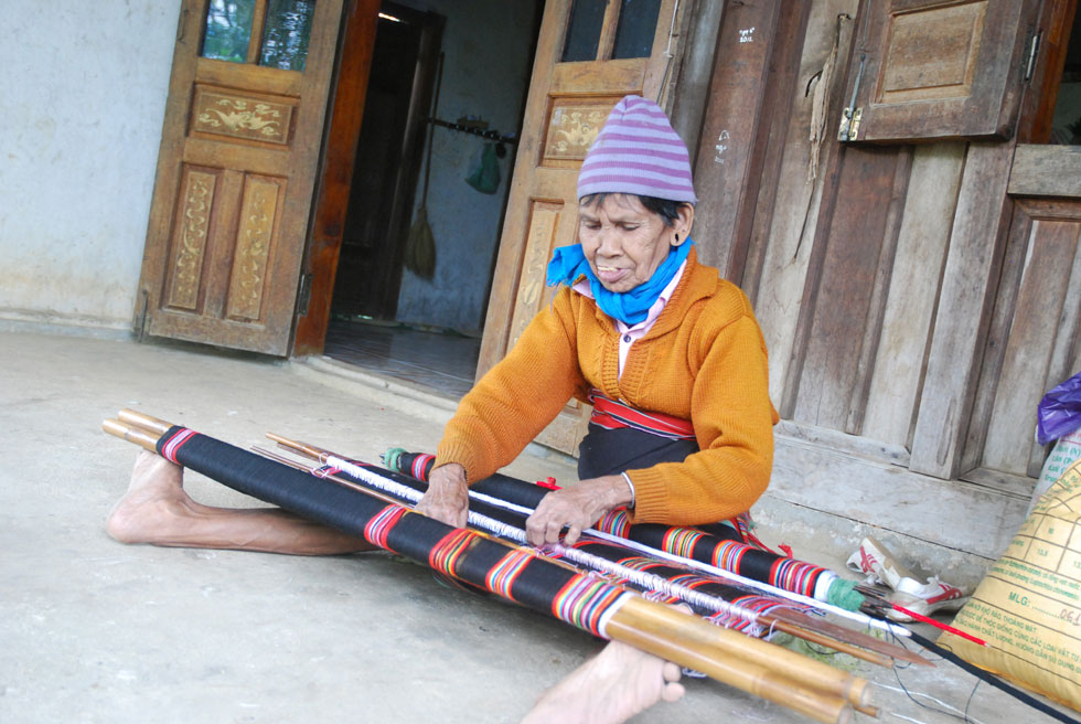 Đồng bào dân tộc Tà Ôi trong xã phát triển nghề phụ là dệt zèng (vải thổ cẩm làm trang phục truyền thống)