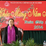 Đồng chí Nguyễn Thị Thu Hồng chúc Tết NHCSXH