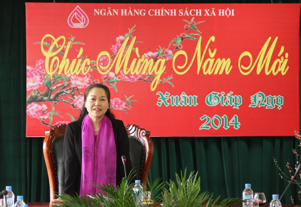 Đồng chí Nguyễn Thị Thu Hồng chúc Tết NHCSXH