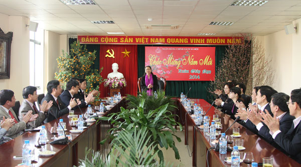 2. Phó Chủ tịch Tổng LĐLĐ Việt Nam Nguyễn Thị Thu Hồng đến thăm và chúc Tết NHCSXH