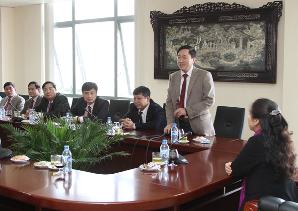 Tổng giám đốc Dương Quyết Thắng cảm ơn đồng chí Phó Chủ tịch Tổng LĐLĐ Việt Nam đã đến NHCSXH thăm và chúc Tết