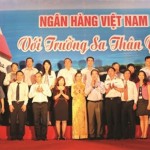 Thống đốc NHNN Nguyễn Văn Bình và Phó Thống đốc Nguyễn Đồng Tiến nhận ủng hộ của các đơn vị trong ngành Ngân hàng tại Lễ phát động cuộc vận động NHVN với Trường Sa thân yêu vào tháng 10/2013