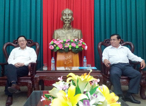 Tổng giám đốc Dương Quyết Thắng (trái) đang trao đổi với đồng chí Trần Hữu Phước - Phó Chủ tịch UBND tỉnh kiêm Trưởng ban đại diện HĐQT NHCSXH tỉnh Long An
