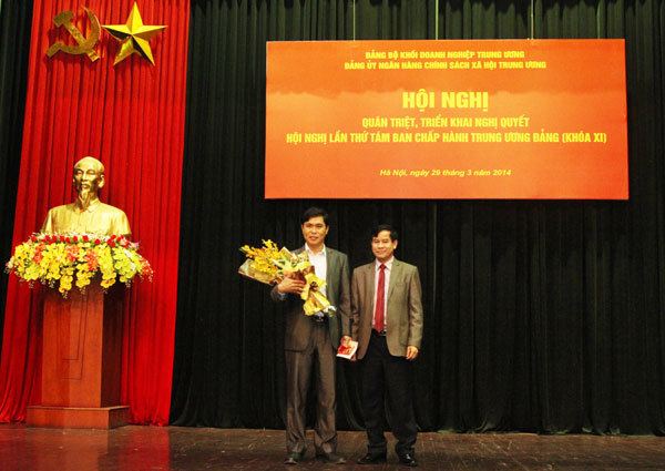 Kỷ niệm chương “Vì sự nghiệp Kiểm tra của Đảng” đã được trao cho đồng chí Lê Thanh Bình - Chủ nhiệm Uỷ ban kiểm tra Đảng uỷ NHCSXH TP. Hà Nội