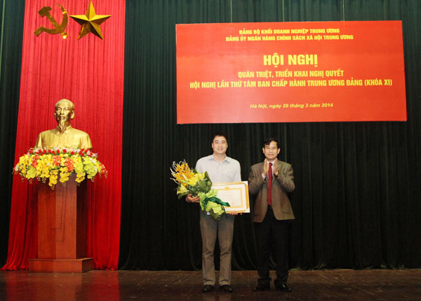 Đại diện Chi bộ Ban Tổ chức cán bộ vinh dự nhận Giấy khen “Trong sạch, vững mạnh” tiêu biểu 3 năm liên tục (2011 - 2013) của Ban Thường vụ Đảng uỷ NHCSXH Trung ương