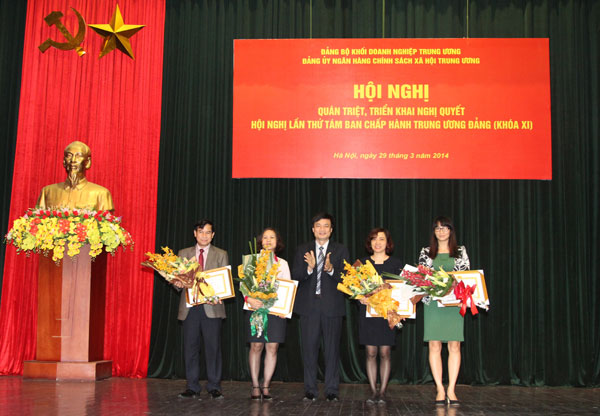 Các đảng viên đủ tư cách, hoàn thành xuất sắc nhiệm vụ 3 năm liền đã được Đảng uỷ NHCSXH Trung ương chúc mừng tại Hội nghị