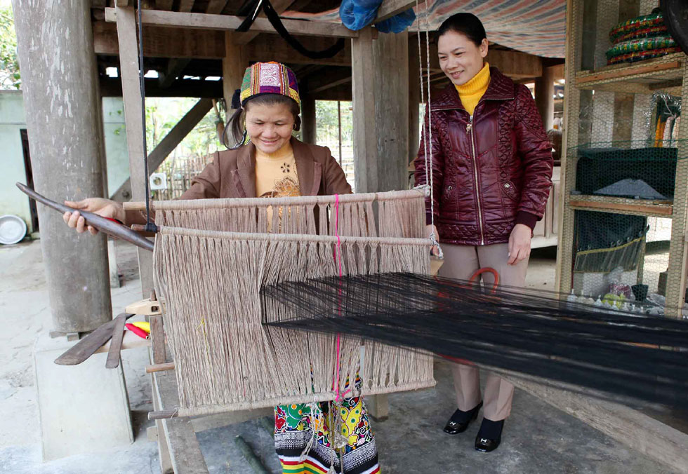 Cùng địa chỉ với chị Minh, gia đình chị Lương Thị Duyệt cũng được vay vốn để phát triển nghề dệt thổ cẩm truyền thống. Nói chuyện với chúng tôi bên khung cửi, chị cho biết: “Vốn vay ưu đãi thực sự hữu ích với bà con dân tộc chúng tôi”