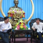 Tổng giám đốc Dương Quyết Thắng (trái) đang trao đổi với Bí thư Tỉnh ủy Bến Tre Nguyễn Thành Phong