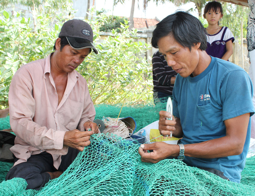 Gia đình chị Nguyễn Thị Lành ở thôn Tiên Châu, xã An Ninh Tây, huyện Tuy An đã vay 20 triệu đồng để thành lập cơ sở đan lưới, phục vụ cho những ngư dân trong vùng, thu hút nhiều lao động trong thôn đến làm việc