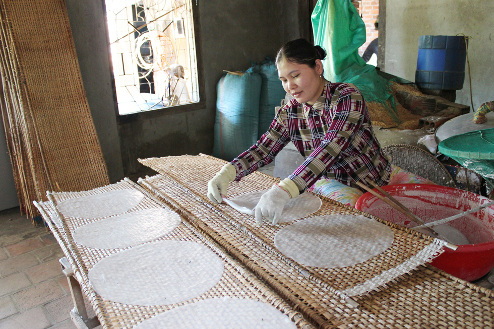 Ở thôn Hòa Đa, xã An Mỹ, huyện Tuy An còn có chị Nguyễn Thị Thuận vay 15 triệu đồng đầu tư mua gạo làm bánh tráng, gìn giữ được nghề truyền thống của cha ông